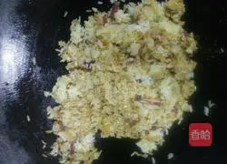Illustration of how to make sausage and egg fried rice 5