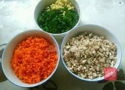 Illustration of how to make mushroom, carrot and pork dumplings 3