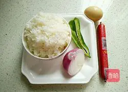 Illustration of how to make onion and ham fried rice 1