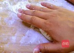 Illustration of how to make leek and egg pie 14