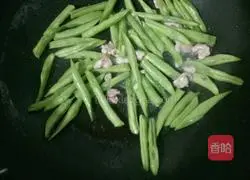 Illustration of how to make fried noodles with beans and shredded pork 6