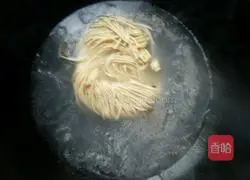 Illustration of how to make hot sauce noodles 3