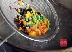 Illustration of how to make shrimp fried rice 3