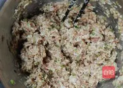 Illustration of how to make pork and lotus vegetable buns 6