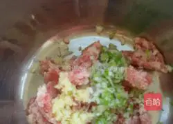 Illustration of how to make dumpling fillings 4