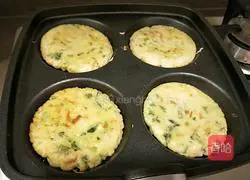 Illustration of how to make egg, carrot and spinach cake 6