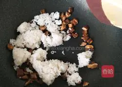 Illustration of how to make fried rice with mushrooms and eggs 6