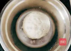 Illustration of how to make beef brisket and chive buns 11