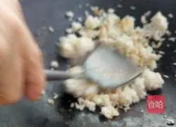 Illustration of how to make green onion and egg fried rice 4