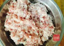 Chives Illustration of how to make egg skin and meat dumplings 5