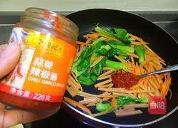 Illustration of how to make fried noodles with garlic chili sauce 10