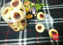 Illustration of how to make shortbread with custard and strawberry jam 8