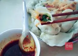 Illustration of how to make handmade pork and leek dumplings 11