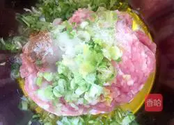 Illustration of how to make tomato and fresh meat wontons 3