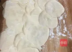 Illustration of how to make mutton and green onion dumplings 10