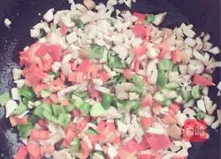 Illustration of how to make colorful shredded pork and egg fried rice 7