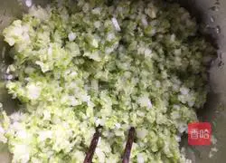 Pork Illustration of how to make shrimp and cabbage dumplings 6