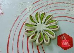 Illustration of how to make Sunflower Steamed Buns 14