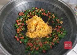 Illustration of how to make pepper, ham and egg fried rice 6