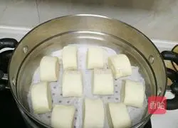 Illustration of how to cut steamed buns with a homemade knife 3