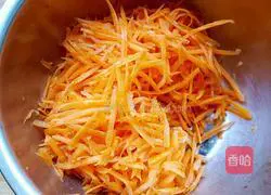 Illustration of how to make dumplings stuffed with pork and carrots 1