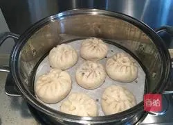 Illustration of how to make cabbage oil shuttle stuffed buns 17