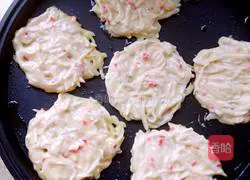 Illustration of how to make shredded potato pancakes 4