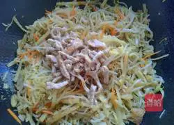 Illustration of how to make braised bean sprouts and shredded pork cakes 12