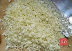 Illustration of how to make cabbage and spicy meat dumplings 5