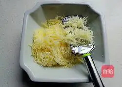 Illustration of how to make pan-fried potato and egg pancakes 2