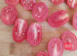 Illustration of making homemade pizza with electric baking pan 7