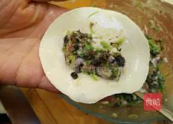 Illustration of crescent moon dumpling wrapping method 2