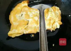 Illustration of how to make red carrot and egg fried rice 5