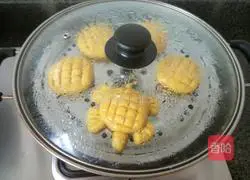 Illustration of how to make pumpkin cake with little turtle molting shell 9