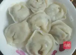 Illustration of how to make pork, cabbage, fungus dumplings and dumplings 11