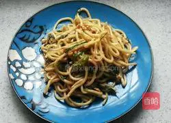 Illustration of how to make fried noodles with mung bean sprouts 8