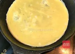 Illustration of how to make egg roll pancake 4