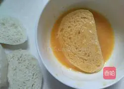 Illustration of how to make salt and pepper egg steamed bun slices 3