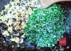 Illustration of how to make leek and egg vermicelli dumpling filling 13