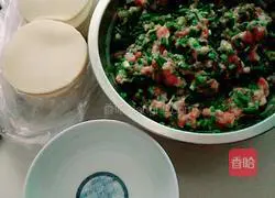 Illustration of how to make leek meat dumplings 7