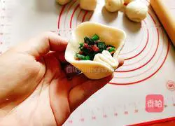 Illustration of how to make beef brisket and leek buns 16