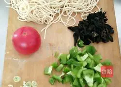 Illustration of how to make tomatoes, eggs and fungus noodles 1