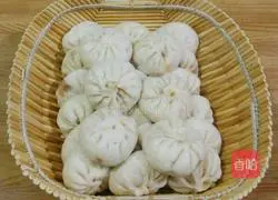 Illustration of how to make three fresh buns 16