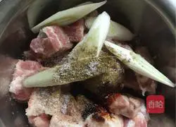 Illustration of how to make sparerib dumplings 3