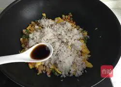Illustration of how to make colorful fried rice 5