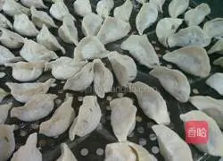 Illustration of how to make pork, cabbage and fungus dumplings 5