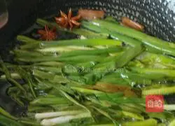 Illustration of how to make noodles with scallion oil 3