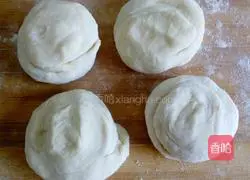 Illustration of how to make scallion pancakes 7