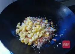 Illustration of how to make pineapple, ham and corn kernel fried rice 6