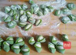 Illustration of how to make green shepherd's purse dumplings 7